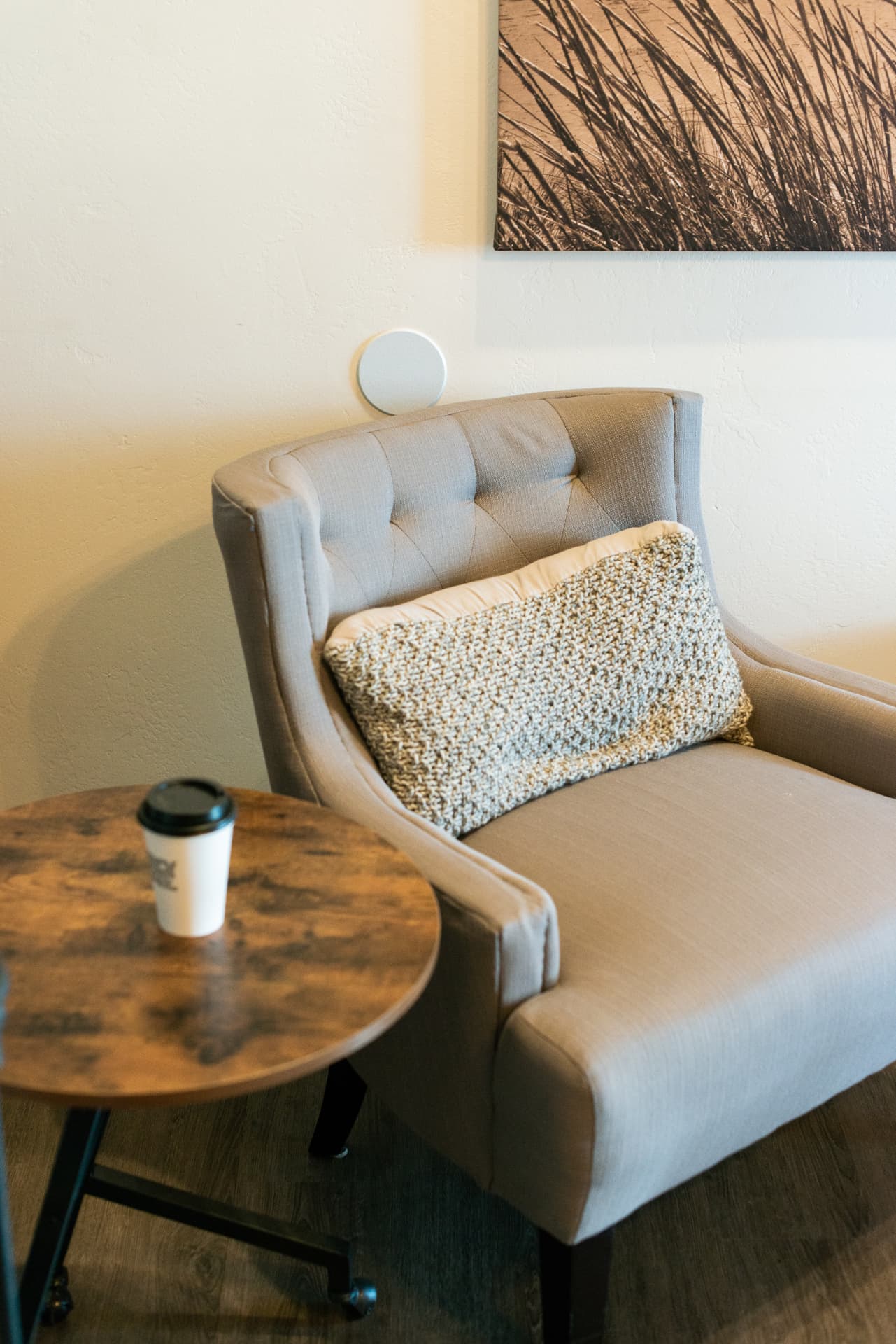 Consultation seating with coffee table